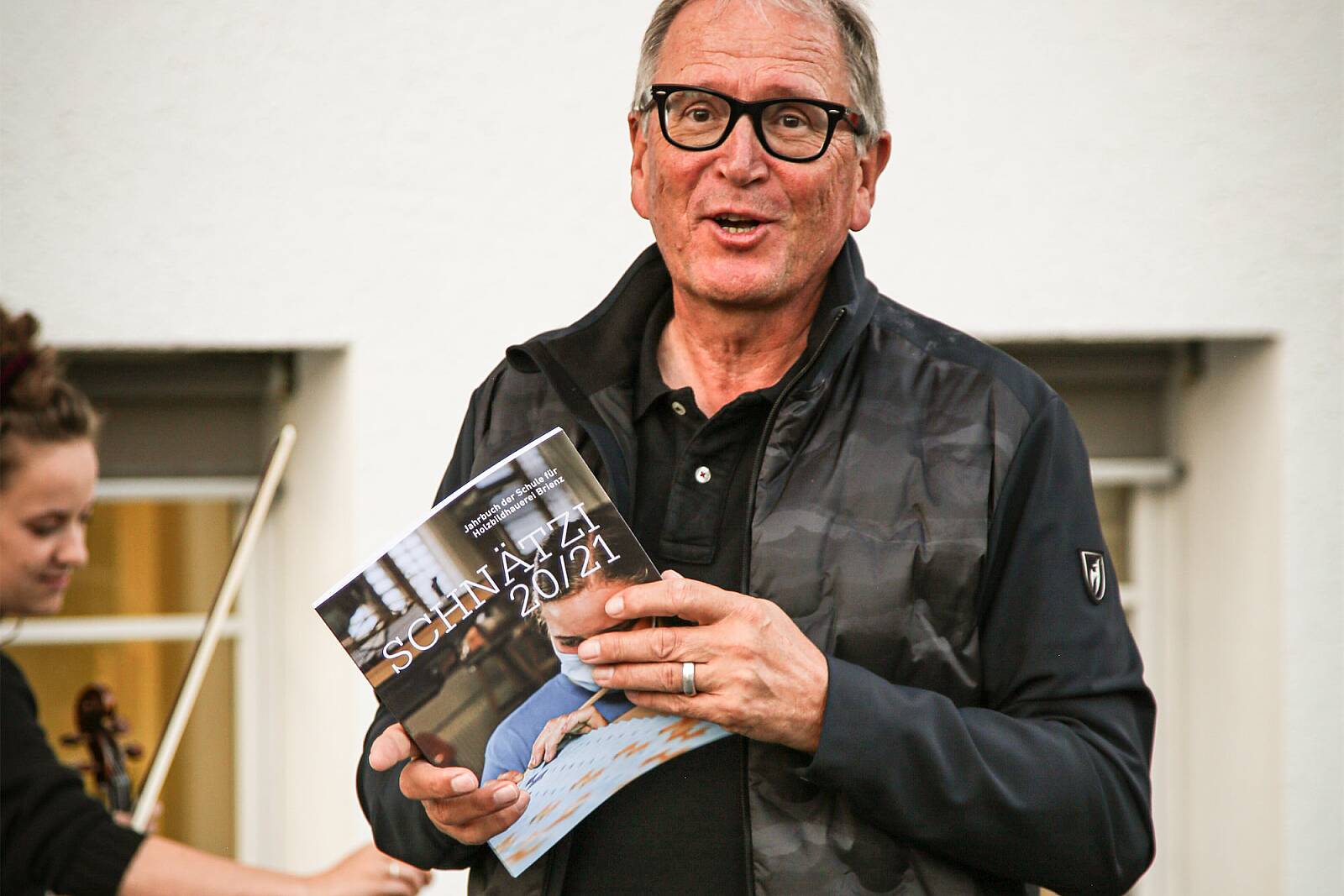 Beat Kehrli mit dem Jahrbuch