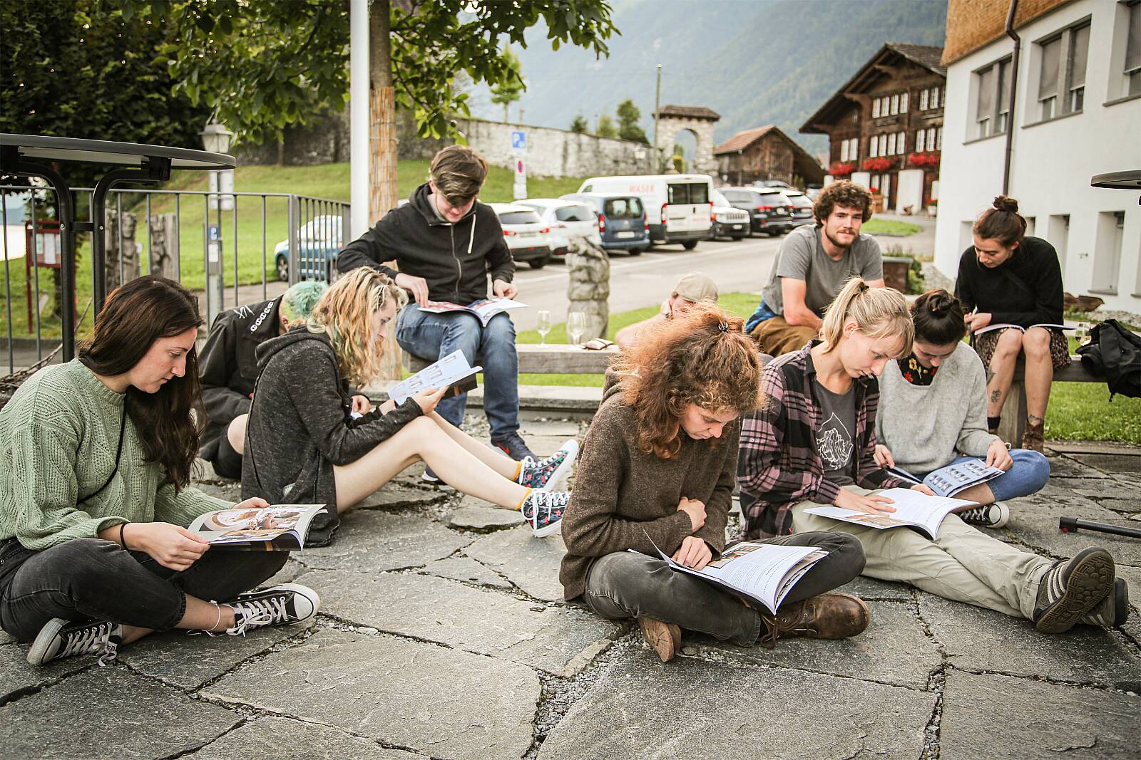 Lernende lesen das Jahrbuch vor der Schnätzi