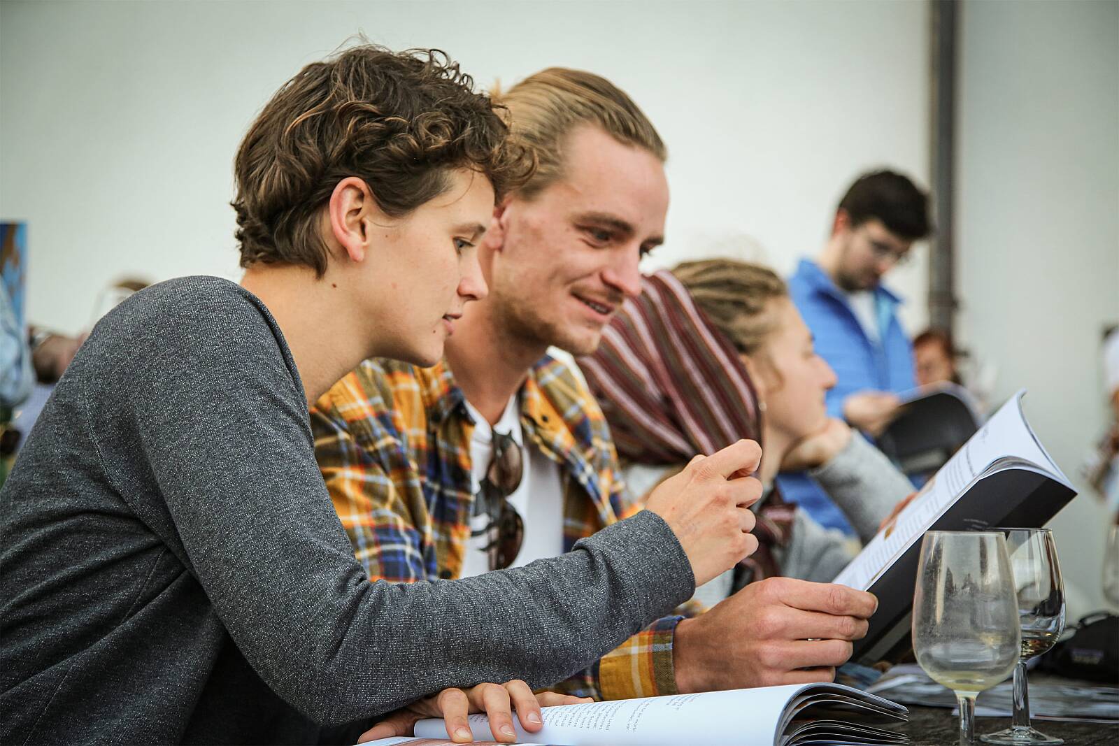 Claudia Schürch und Robin Tacke mit dem Jahrbuch