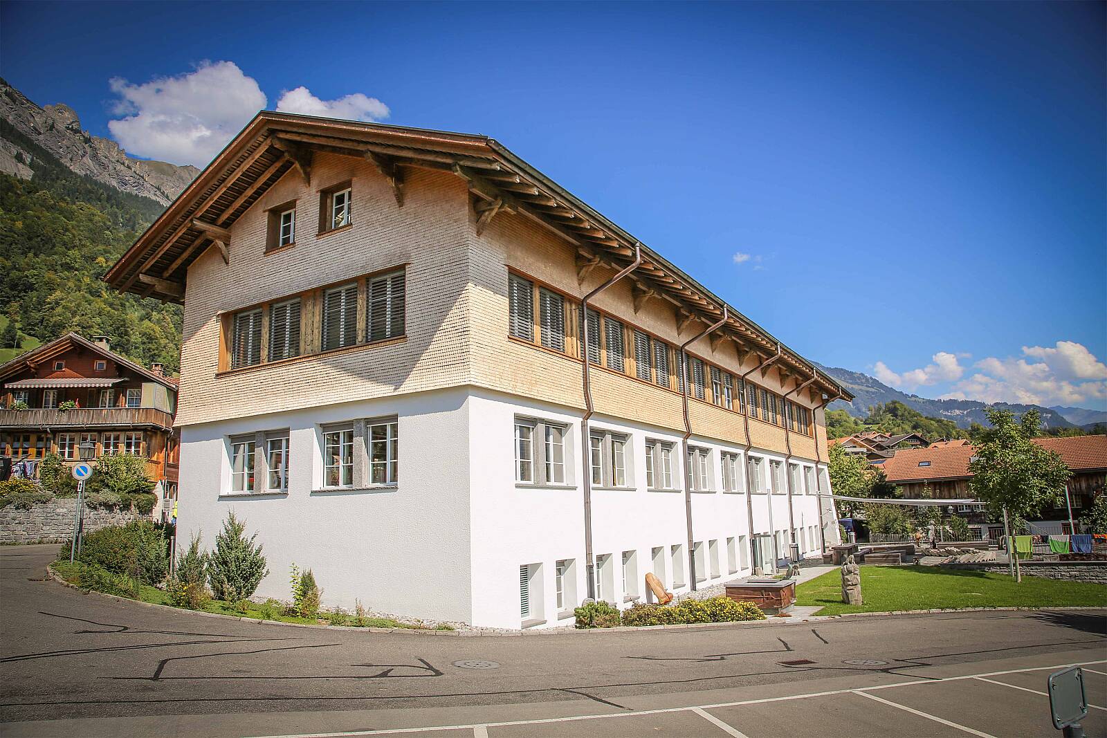 Gebäude der Schule für Holzbildhauerei in Brienz